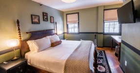 골든폰드 게스트하우스(GoldenPond GuestHouse) | 게스트하우스 The Constance, Lenox, 미국 - www.trivago.co.kr The Constance