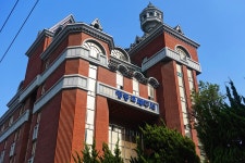 원래는 목화예식장이라고 전국적으로 꽤 유명하고 규모도 큰 예식장.
참고로 사진 상의 영등포 세무서 건물은 예식장 영업 당시 일개(?)...