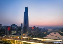 中 충칭 최고층 빌딩 루하이국제센터, 커튼월 시공 마쳐-Xinhua
