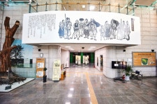 황토현 전적지에 세워진 '동학농민혁명기념관'<색다른 문화 경험, 지역 이색박물관<지역N문화 테마 황토현 전적지에 세워진 '동학농민혁명기념관'