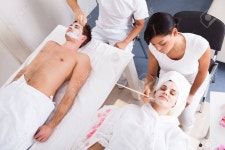 부부살롱(voovoosalon) | 뷰티 살롱에서 젊은 부부 페이셜 마스크를 적용 치료사 로열티 무료 사진, 그림, 이미지 그리고 스톡포토그래피. Image 25536984 뷰티 살롱에서...