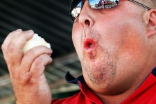 4channers Are Eating Onions to Be More Manly