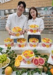 (주)신세계푸드트레이더스베이커리(안산신길점매대) | 신세계푸드, 생과일 1kg 올린 ‘생과일 한가득 케이크’ 트레이더스 베이커리서 출시 – 신세계그룹 뉴스룸 신세계푸드, 생과일 1kg 올린...