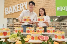 (주)신세계푸드트레이더스베이커리(안산신길점매대) | 신세계푸드, 생과일 1kg 올린 ‘생과일 한가득 케이크’ 트레이더스 베이커리서 출시 – 신세계그룹 뉴스룸 신세계푸드, 생과일 1kg 올린...