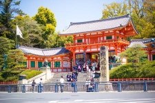 2014 년 4 월 15 일에 일본 교토에서 야사카 신사의 정문 – 스톡 사설전용 사진 #46465061