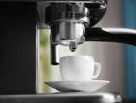 커피샵에스프레소더샵(Coffee# Espresso The#) | 신선한 에스프레소를 만드는 여자 — 스톡 사진 © belchonock #137591828 신선한 에스프레소를 만드는 여자
