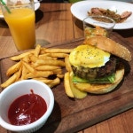 烤美國牛肉漢堡包伴班尼迪蛋·炸薯條 - Cafe MED's photo in Kowloon Bay Hong Kong | OpenRice Hong Kong Photo of Cafe MED...