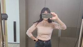 세련된 스타일 합리적인 가격 다바걸 파스텔톤의 은은한 핑크색이... 어깨의 단추 장식이 포인트이고, 두껍지않고REVIEW - 다바걸