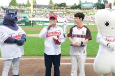 (주)아워홈 SSG랜더스 강화점 | 현장포토-SSG LANDERS 야구경기 시구행사 및 강화농산물 소비촉진 협약식 내용 | 강화군청>강화소개>강화소식