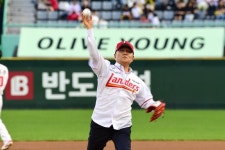 (주)아워홈 SSG랜더스 강화점 | 현장포토-SSG LANDERS 야구경기 시구행사 및 강화농산물 소비촉진 협약식 내용 | 강화군청>강화소개>강화소식