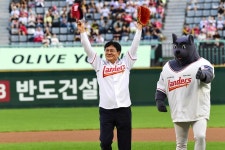 (주)아워홈 SSG랜더스 강화점 | 현장포토-SSG LANDERS 야구경기 시구행사 및 강화농산물 소비촉진 협약식 내용 | 강화군청>강화소개>강화소식