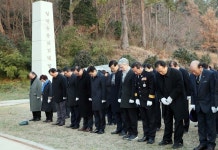 군수홍범식순절비 옆 | 2020년 새해 충혼탑 참배 - 군수실 2020년 새해 충혼탑 참배
