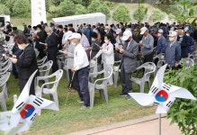 군수홍범식순절비 옆 | 제65회 현충일 추념식 - 군수실 제65회 현충일 추념식