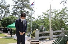 군수홍범식순절비 옆 | 제66회 현충일 추념식 - 군수실 제66회 현충일 추념식
