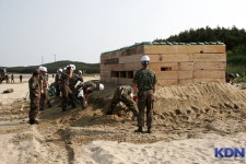 해병대제6여단(공병중대 소방반) | 해병닷컴 - 점령지 임시 지휘부를 만들고 있는 해병대 공병들