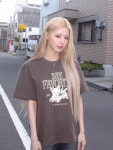 미연, 짙은 갈색 강아지 티셔츠와 찰랑이는 금발 장발… 평범한 골목길 속 자연스러운 모습 (+패션, 헤어, 비주얼)