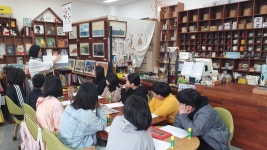 그림책방노란우산서광 | 학교소식 > 전체 > 귀일중, 지역 독립서점 ‘그림책방 노란우산’ 탐방 | 제주교육소식