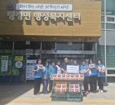 아산더키움 | 탕정면 행복키움추진단, 아산딸기도치팜으로부터 후원물품 전달받아 | 뉴스로