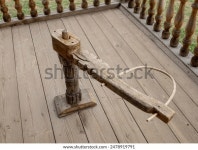 어린이에게 걷기를 가르치는 중세 나무 구조. 스톡 사진 2478919791 | Shutterstock