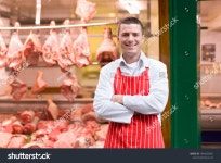빨간 앞치마를 입은 젊은 정육점 주인은 스톡 사진 1846038961 | Shutterstock