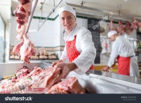 한 젊은 정육점 주인이 정육점 앞에 스톡 사진 1846039000 | Shutterstock