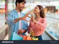 우리는 쇼핑을 좋아한다. 쇼핑몰에 서 있는 스톡 사진 2116844453 | Shutterstock