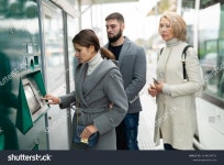 가을날 시내 트램 정류장에서 티켓 자동판매기를 스톡 사진 2149239751 | Shutterstock