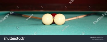 미스터Q당구클럽 - 여수시 성산로 51-1 | 당구대에 2큐와 3개의 공 스톡 사진 2270056351 | Shutterstock