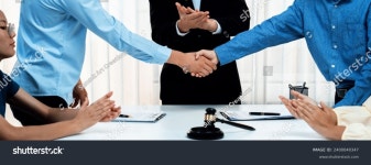 법률중재인 역할을 하는 변호사는 법률사무소에서 협상을 스톡 사진 2400040347 | Shutterstock