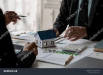 고객이 집을 사고 싶어 했던 터라, 스톡 사진 2469547693 | Shutterstock