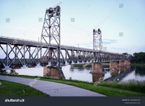 양크톤(Yankton)의 미주리 강(Missouri River)을 가로지르는 메리디안 스톡 사진 2483981423 | Shutterstock