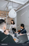 사무실에서 회의실에 앉아 동료에게 접착 노트를 스톡 사진 2484959157 | Shutterstock