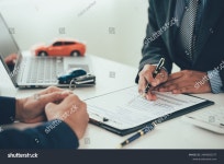 가로판매대제167호신 | 한 판매원이 낮은 이자로 진열장에 있는 스톡 사진 2494382377 | Shutterstock