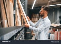 부평세공철물 | 쪽모이 세공, 선택. 남자는 철물점에 있다. 스톡 사진 2506210139 | Shutterstock