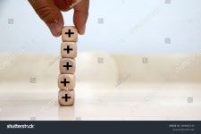 더하기 표지판이 쌓여 있다. 부가 가치 스톡 사진 2569442743 | Shutterstock