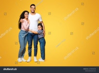 씨유중동행복점 | 가족 초상화. 행복한 중동 부모와 그들의 스톡 사진 2570642439 | Shutterstock