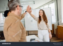 다양한 동료들이 회사 환경에서 하이파이브와 미소를 스톡 사진 2594811923 | Shutterstock