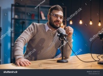 전문 스튜디오에서 팟캐스트를 녹음하고 마이크에 대고 스톡 사진 2609447139 | Shutterstock