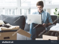 랩프로피피에프 | 랩탑에서 보내는 남성 스톡 사진 727103227 | Shutterstock