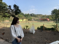 생각보다 앞이 많이 파여서 놀랐어요 ㅜㅜㅜ 근데 안에 나라 입구 청바지 입구 하니까 청순해보여요 ㅋㅋㅋ... REVIEW - 스타일티바