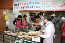 의성중학교집단급식소 | (글보기)공직자 급식봉사 | 포토뉴스 | 의성군정 | 의성군 열린군수실 의성군 열린시장실