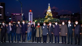 여수시청 앞 로터리, 크리스마스트리 점등 “위로와 희망 전해요” - 여수시청 여수시청 앞 로터리, 크리스마스트리 점등 “위로와 희망 전해요”