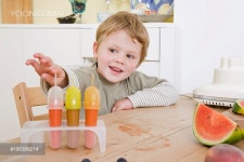 boy making fruit lollies - 당신의 크리에이티브 파트너, 이미지사이트 윤익이미지 YOONIQ Images RF #100389214
