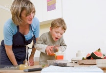 boy and mum making fruit lollies - 당신의 크리에이티브 파트너, 이미지사이트 윤익이미지 YOONIQ Images RF #100389213