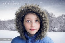 Girl wearing fur parka in snow - 당신의 크리에이티브 파트너, 이미지사이트 윤익이미지 YOONIQ Images RF #100433406