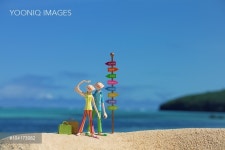 Signpost craft and a couple standing in the sea during the tripSignpost craft and a couple standing in the sea during the trip - 당신의...