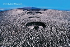 An aerial view of the summit of Mauna Loa with Mauna Kea in background, Hawaii Volcanoes National Park, Hawaii - 당신의...