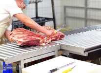 (주)혜성미트코리아 2공장 | Worker in a factory preparing meat - 당신의 크리에이티브 파트너, 이미지사이트 윤익이미지YOONIQ Images RM #104456304