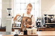 유바리스타(you Barista) | Female barista preparing coffee at counter - 당신의 크리에이티브 파트너, 이미지사이트 윤익이미지YOONIQ Images RF #207344222