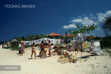 Stall on beach selling T-shirts and tourist goods. - 당신의 크리에이티브 파트너, 이미지사이트 윤익이미지 YOONIQ Images RM...